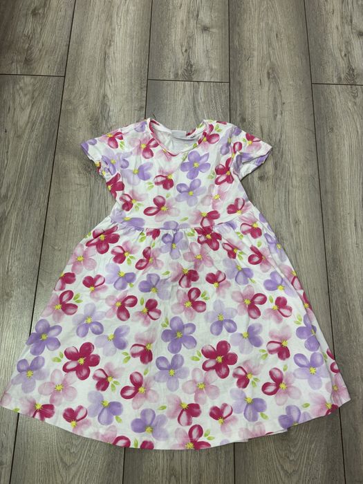 Продам 4 платья для девочки