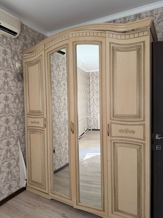 Продается шкаф с зеркалом
