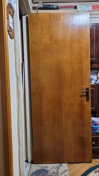 Uși din lemn furnuite