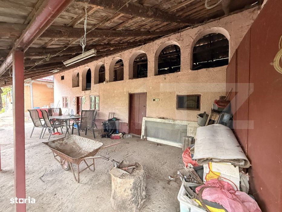 Teren IV 1.308 mp, cu casa veche si grajd, dubla deschidere, zona Prea