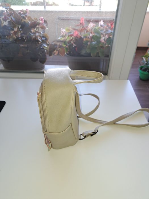 Продавам раница.