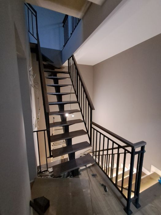 Scări interioare cu trepte din lemn masiv