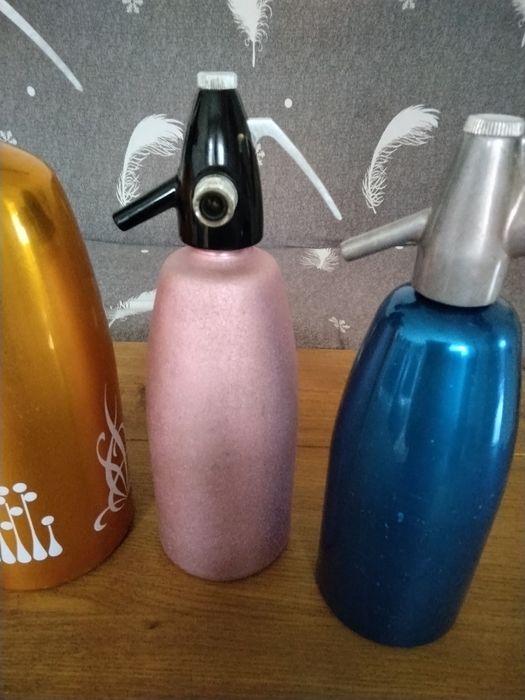 Продавам три броя стари метални сифони за газирана вода  за 10 €