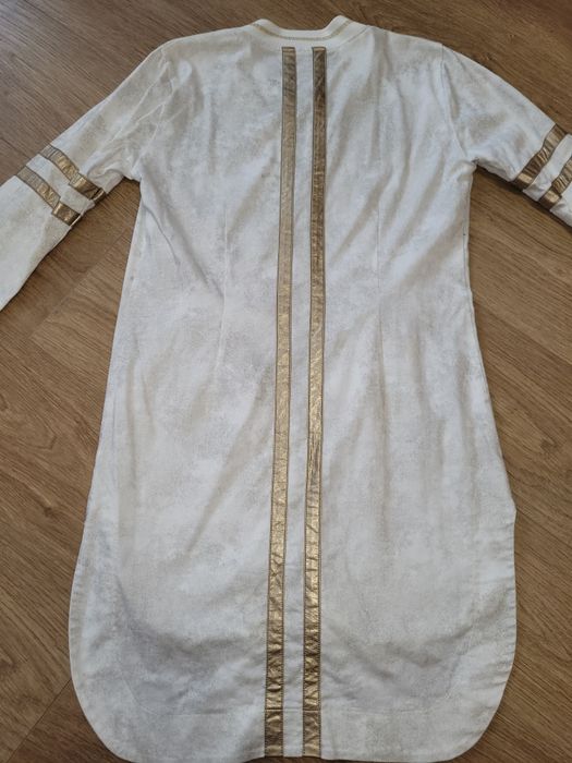 Бяло манто Lucy със златисти акценти