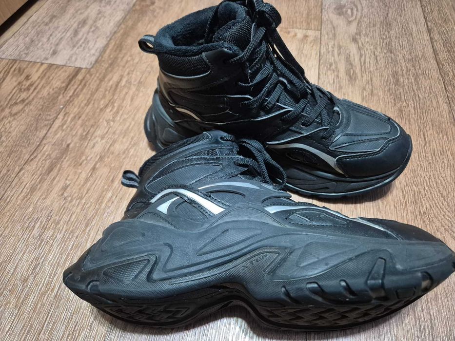 Продам зимние кроссовки для мальчика