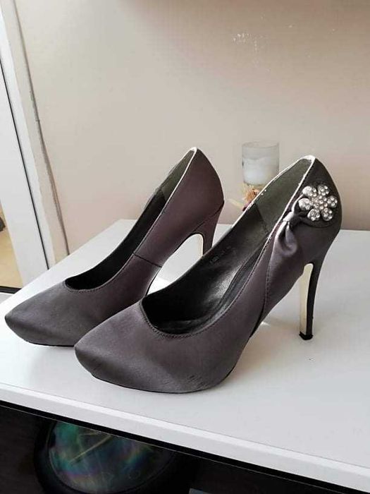 Обувки на висок ток