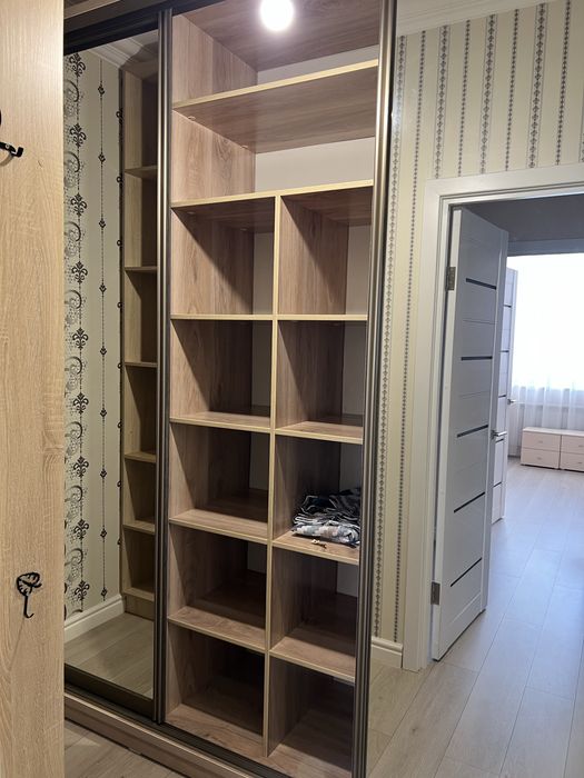 Продам шкаф в спальню и стол