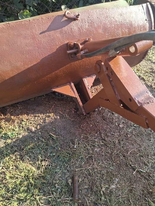 Utilaje tractor: Lamă nivelat pământ / zăpadă + Cupă cu basculare hidraulică pe tiranți