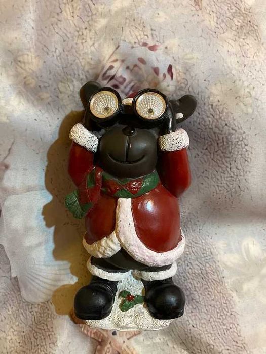 Figurina din ceramica,cu  binoclu ce se aprinde  pe baza de baterii