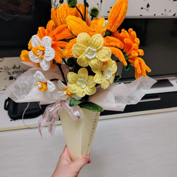Aranjament floral din sarma plusata