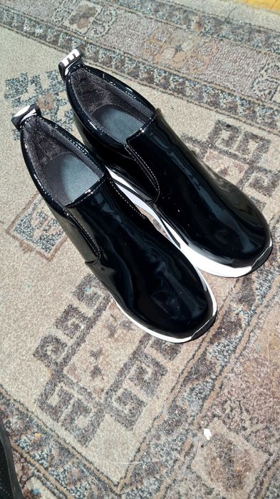 Adidasi luciosi eleganti