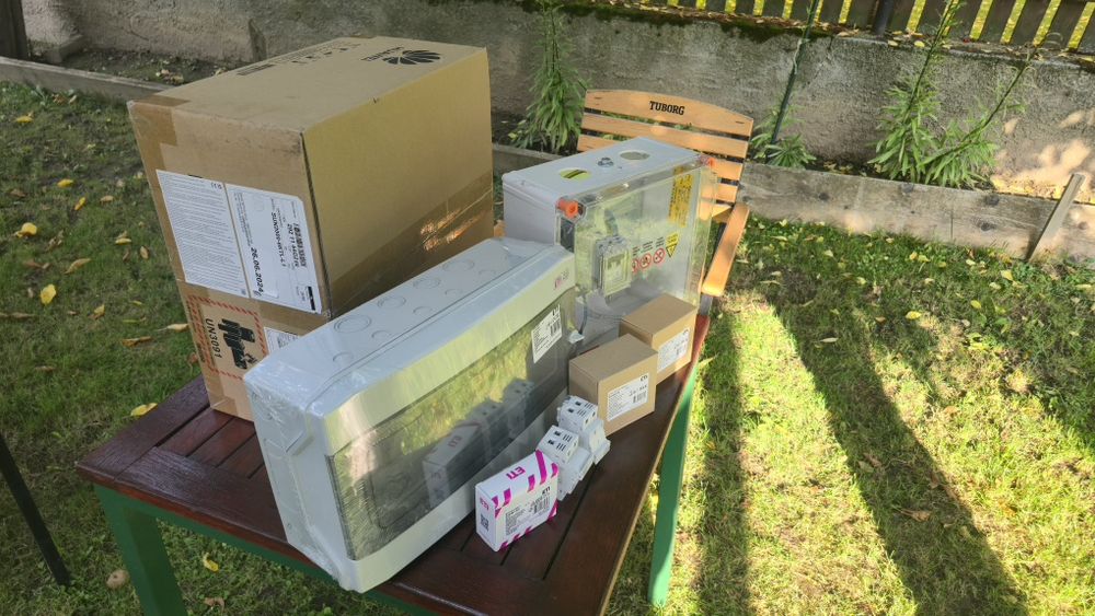 Kit fotovoltaic Huawei 6 kW – invertor hibrid + tablouri + protecții ETI – NOU