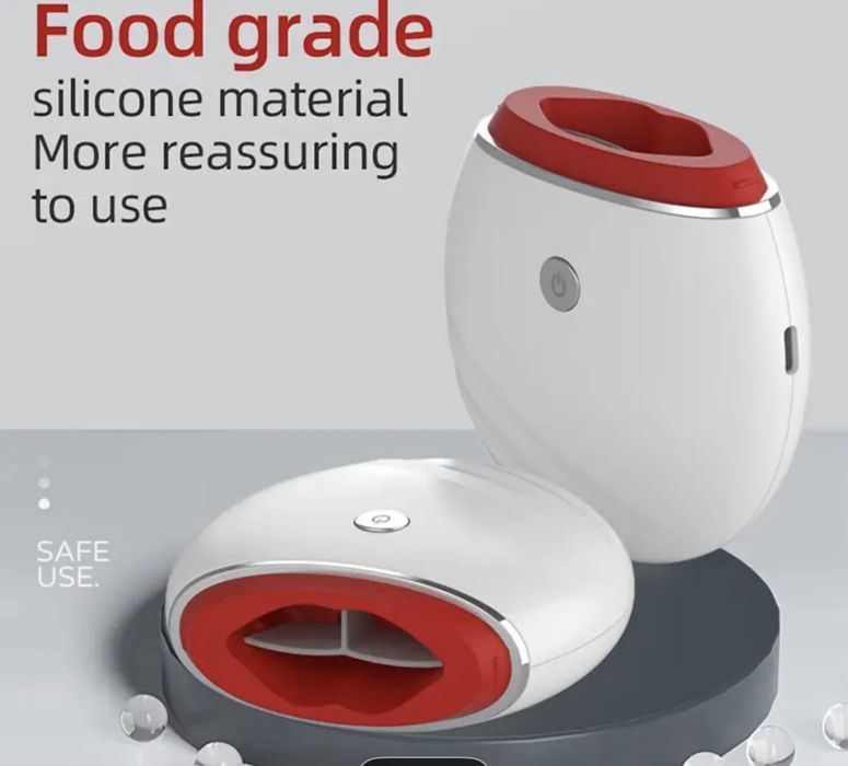 Чантичка с огледало и уред за уголемяване на устни