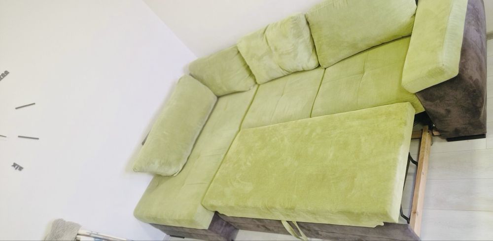 Голям ъглов диван с функция сън – свеж цвят лайм и кафяво