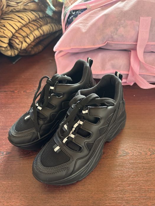 Кроссовки с высокой подошвой