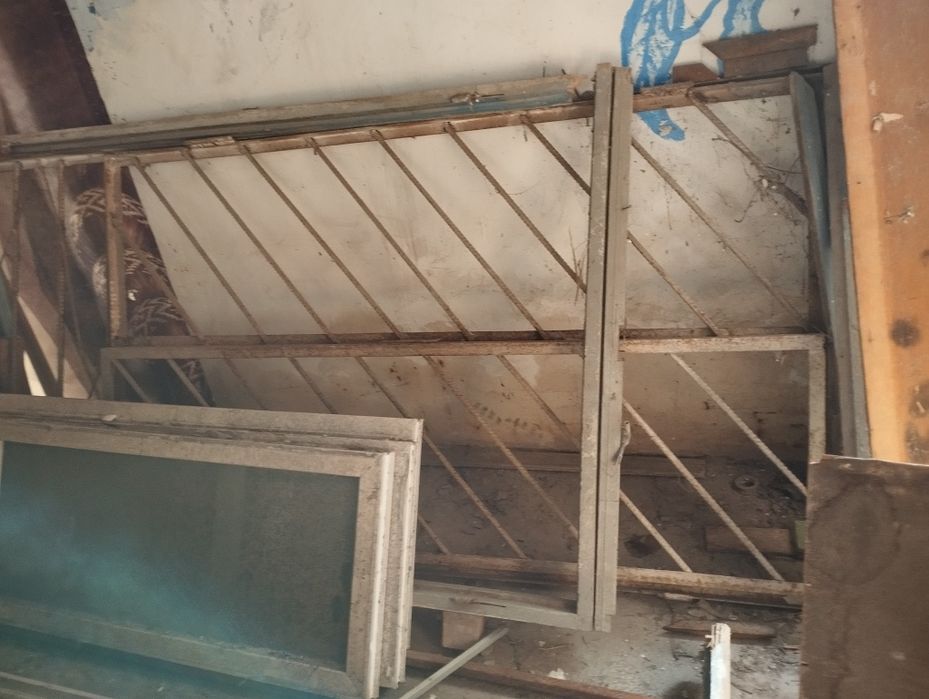 Temir va yogʻoch eshik derazalar