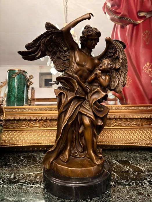 Statueta din bronz masiv pe soclu de marmura, reprezentand un inger cu un copil