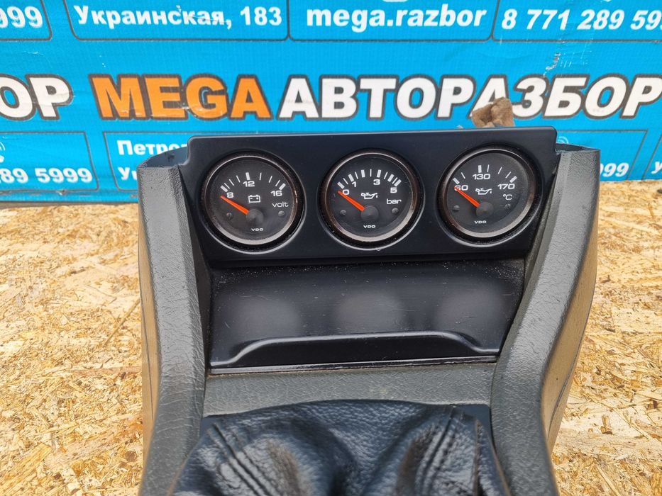 Дополнительная приборная панель на Ауди / Audi 80