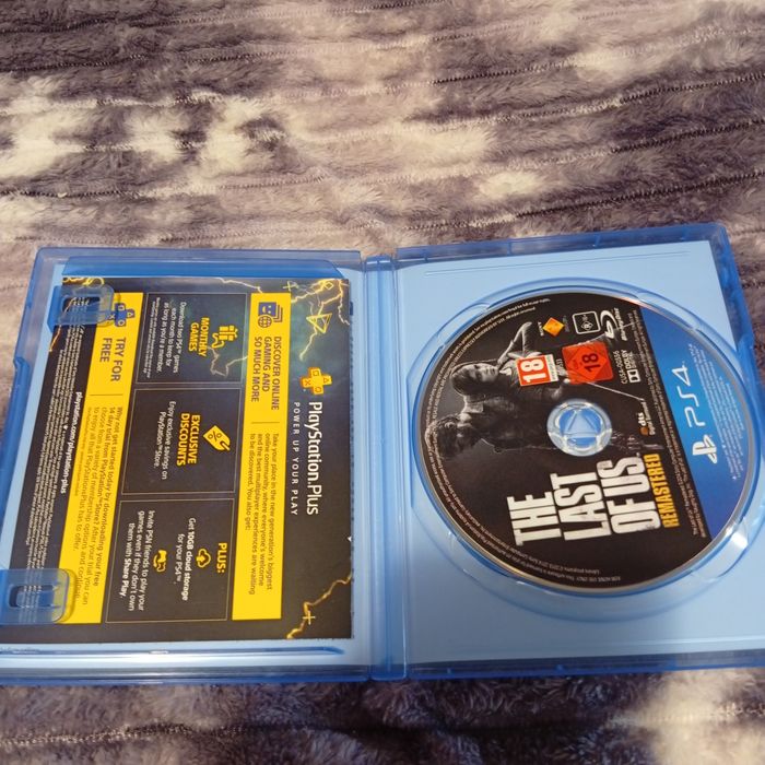 Vând the last of us ps4