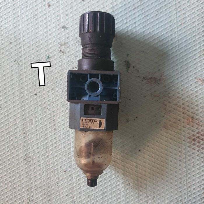 Tot pachetul de 6 bucati la 150 de lei-Lichidare-Set-Lichidare-Regulator separator apă + lubrificator Festo