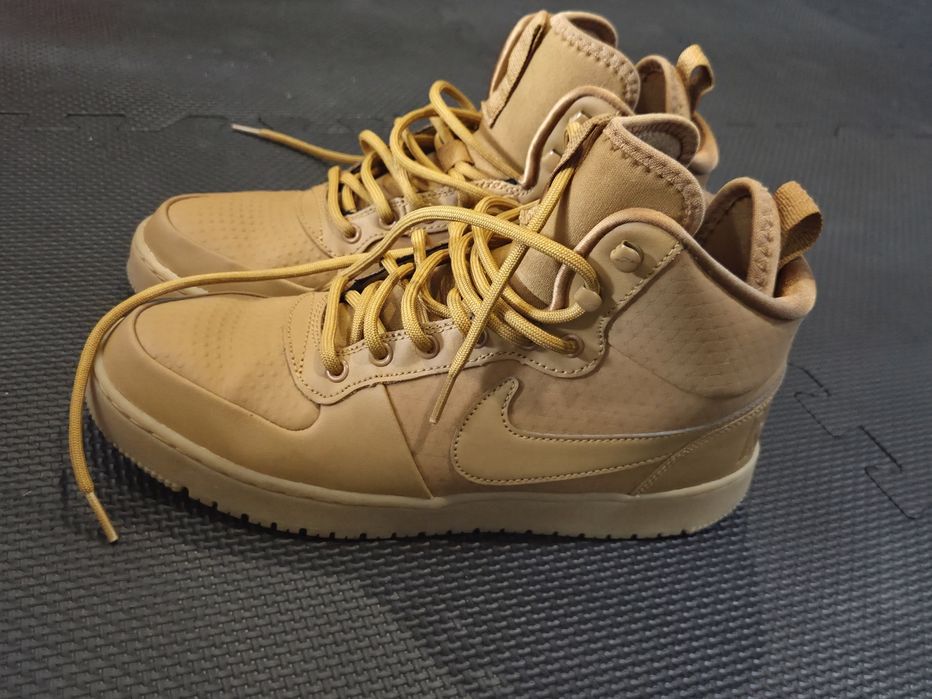 Vând Nike Court Borough Mid Winter – mărimea 42.5