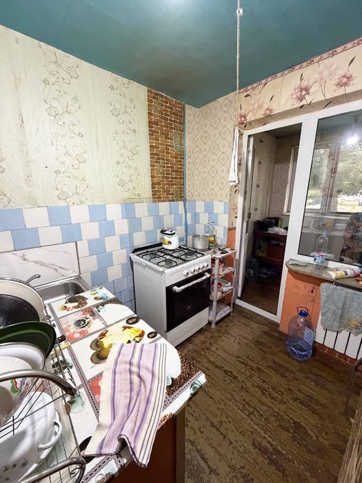 Прадаётся 3х Октяабирь базар 1этаж можно через банк
