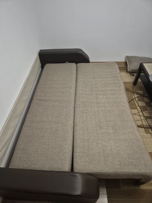 Canapea extensibilă modernă, stare foarte bună, culoare bej-maro