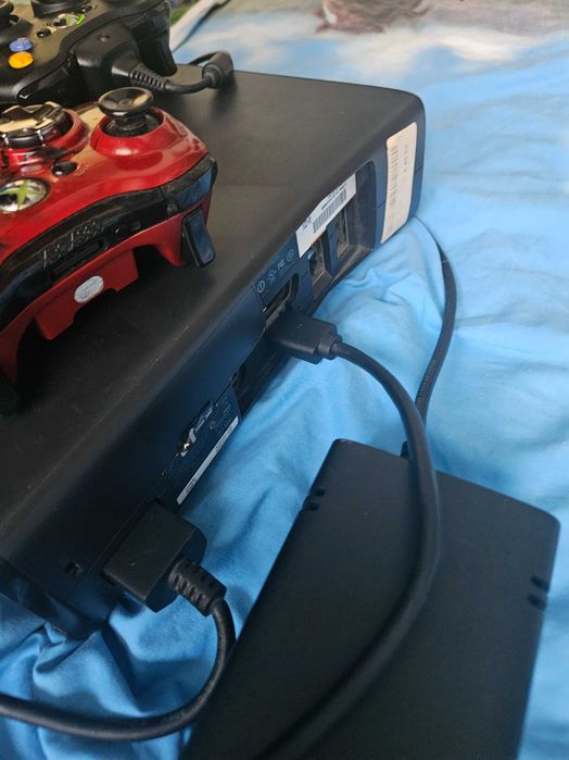Xbox360 S 250GB с два оригинални контролера
