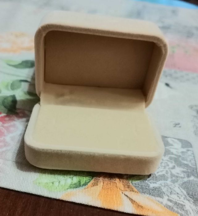 Велурена кутия за халки