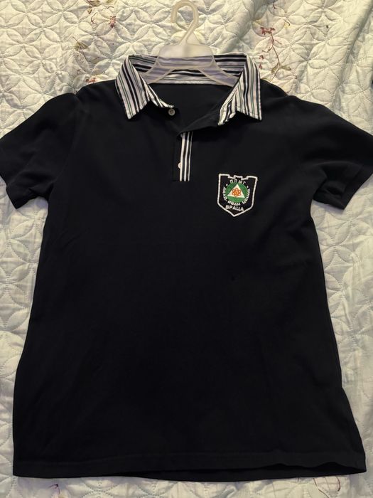 Униформа, тъмно синя тениска с яка и бяло худи