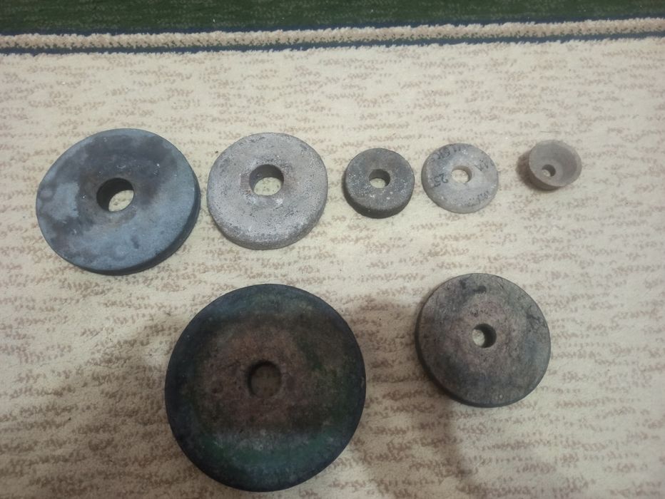 Советские точильные камни и войлочные шлифовальные диски.