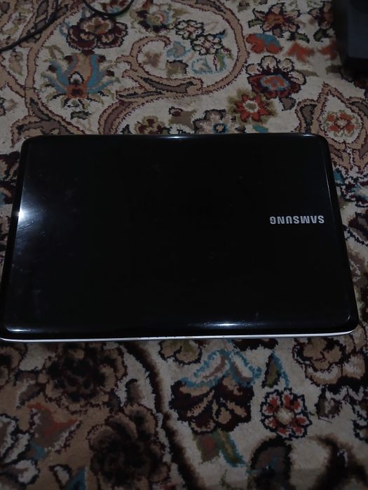 Samsung notbuk pleshteshin 3 sotiladi