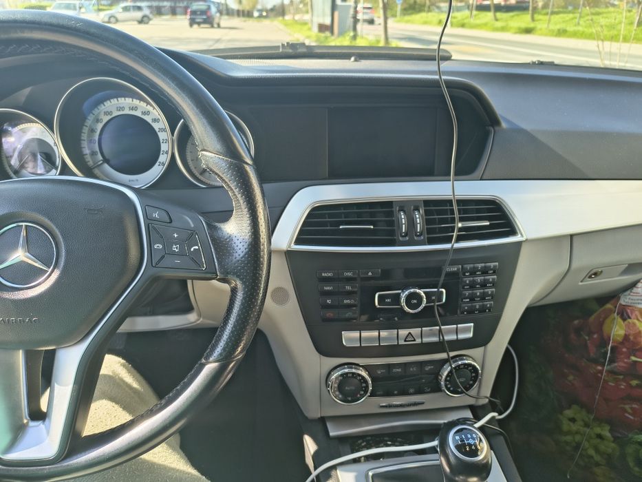 Mercedes Benz  breack de culoare alb