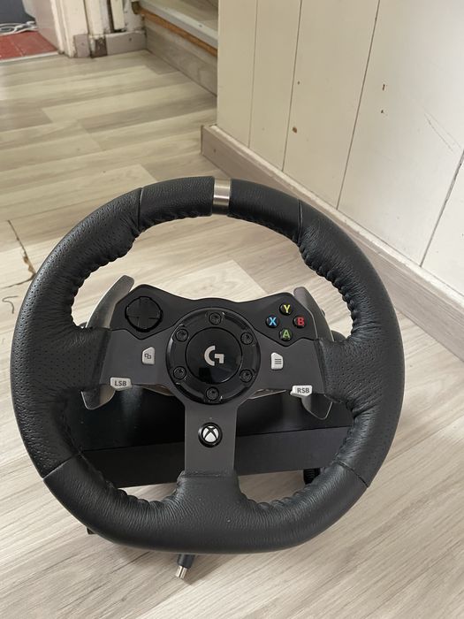 Продавам Logitech G920 Driving Force + скоростен лост и педали