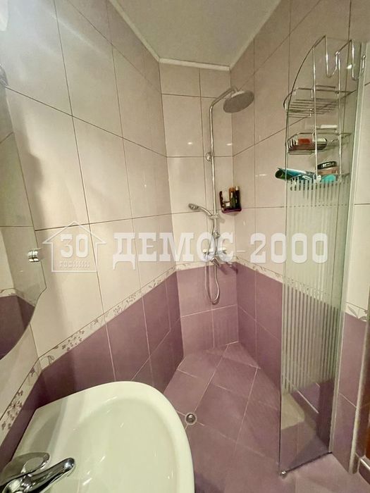 Напълно обзаведен тристаен апартамент с ПАРКОМЯСТО в района на ОКРБ