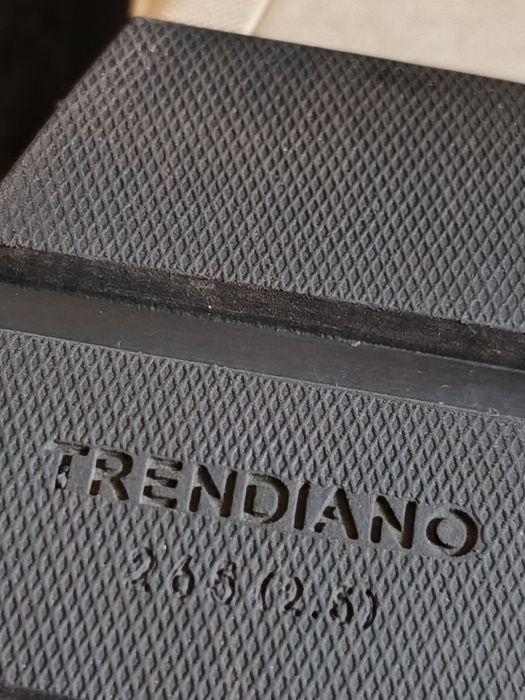 Продам кроссовки Trendiano 43