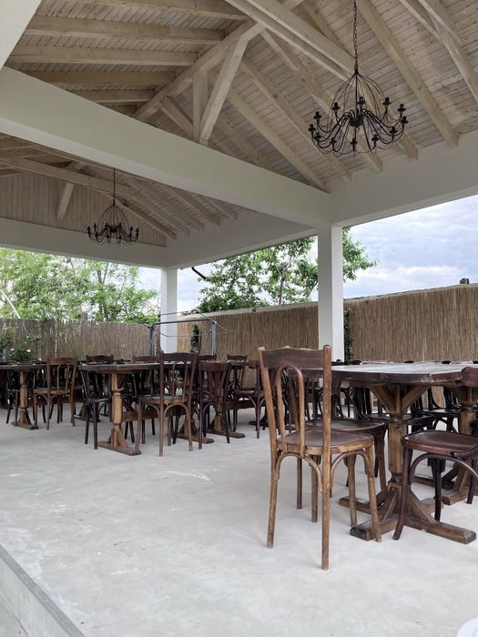 Vand 13 mese lemn masiv pt restaurant, bar, terasa, bistro