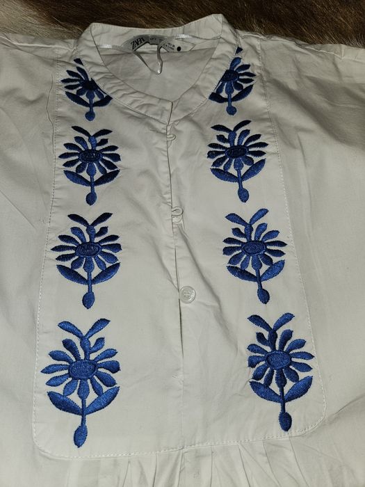 Vand iie romaneasca cu flori rosii catifelate M iie  brodata