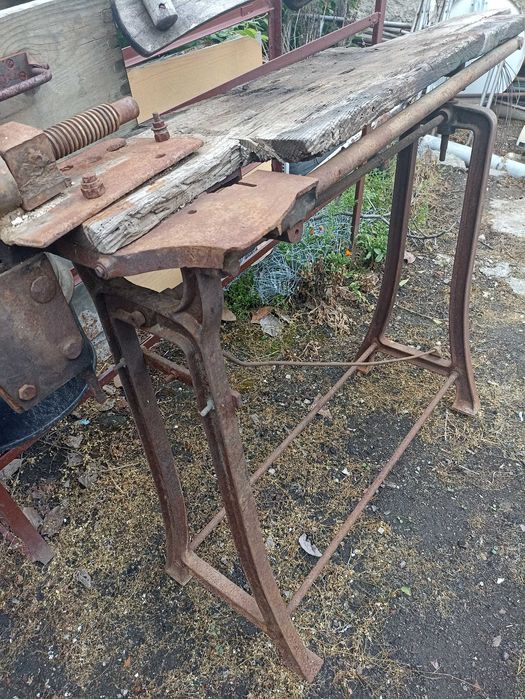 Менгеме с метална стойка