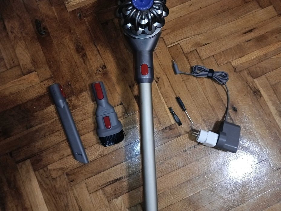 Продавам много добра Dyson V8 почистена прахосмукачка с отлична батерия и аксесоари