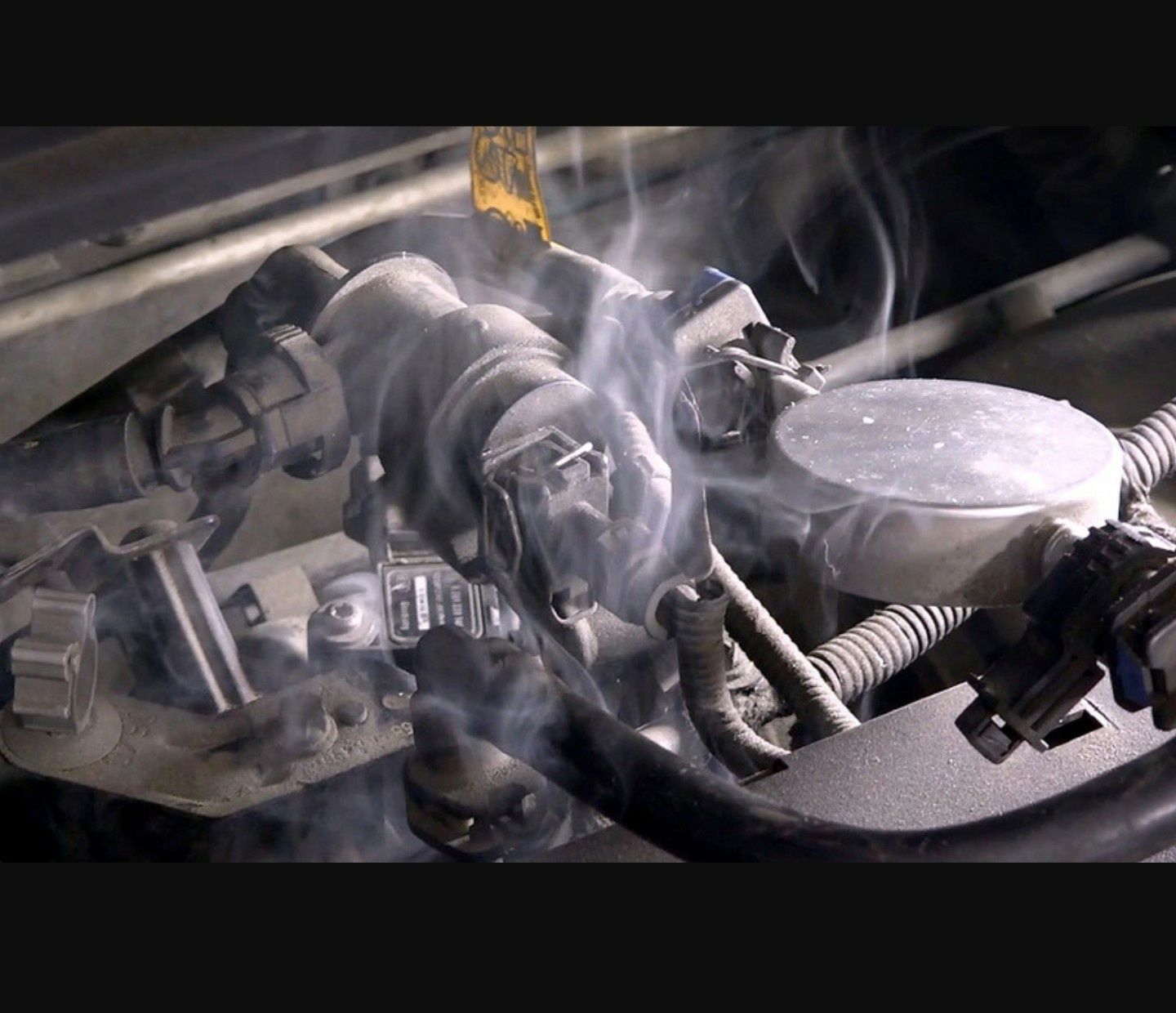 Двигатель всасывает воздух. Подсос воздуха. Подсос воздуха авто. Подсос воздуха дымогенератором. Выявление подсоса воздуха дымогенератором.