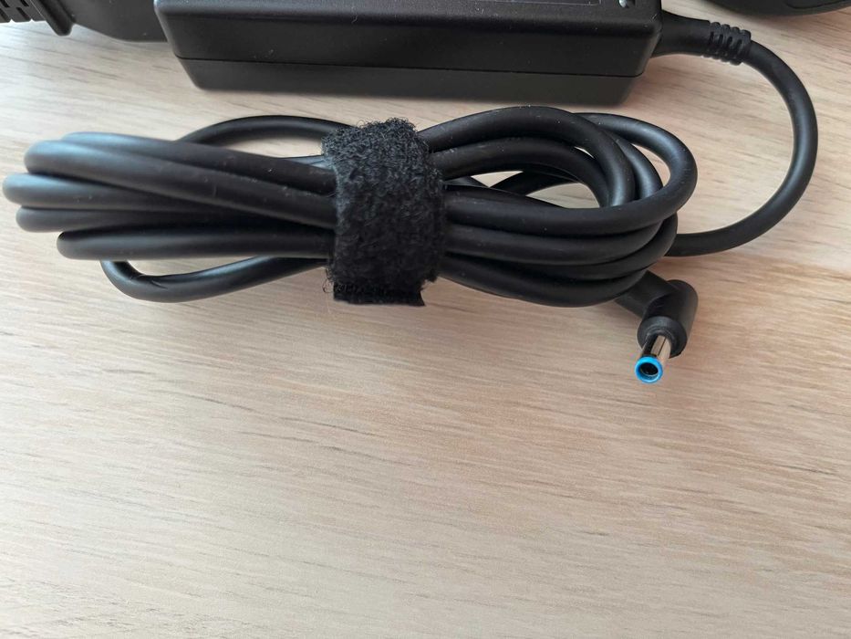 Оригинално зарядно за HP 45W синя букса