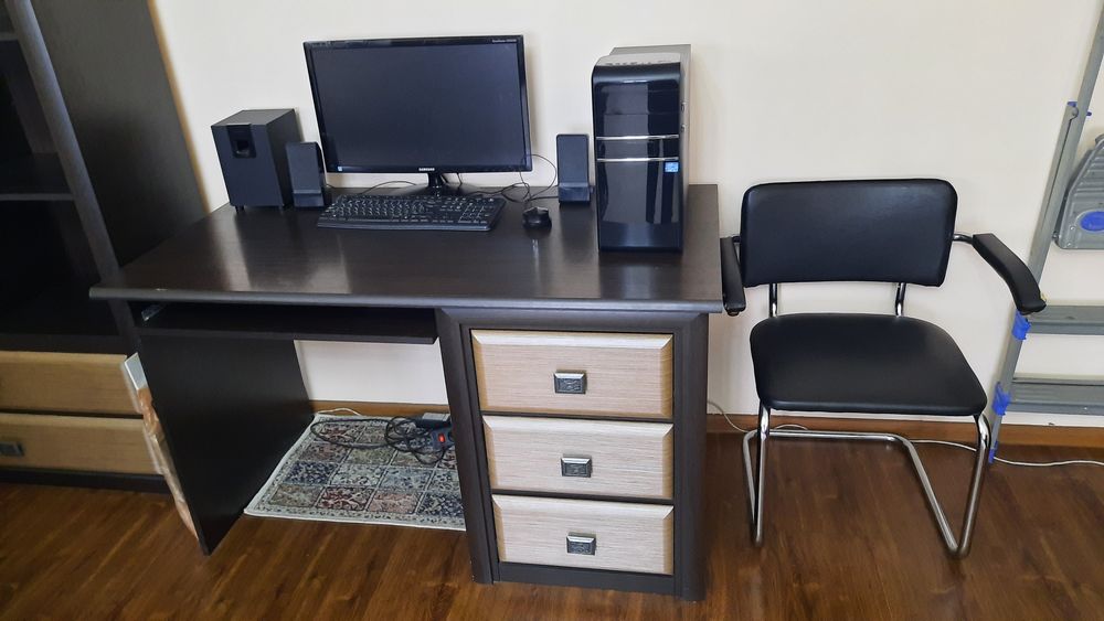 Продаётся стол с полкой в подарок