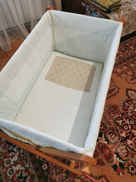 Продам кроватку на колёсиках.