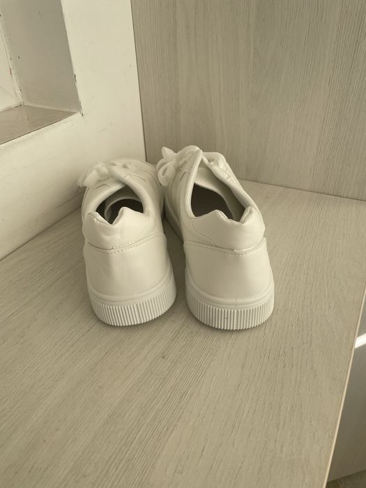 Кроссовки новые, р. 40-41