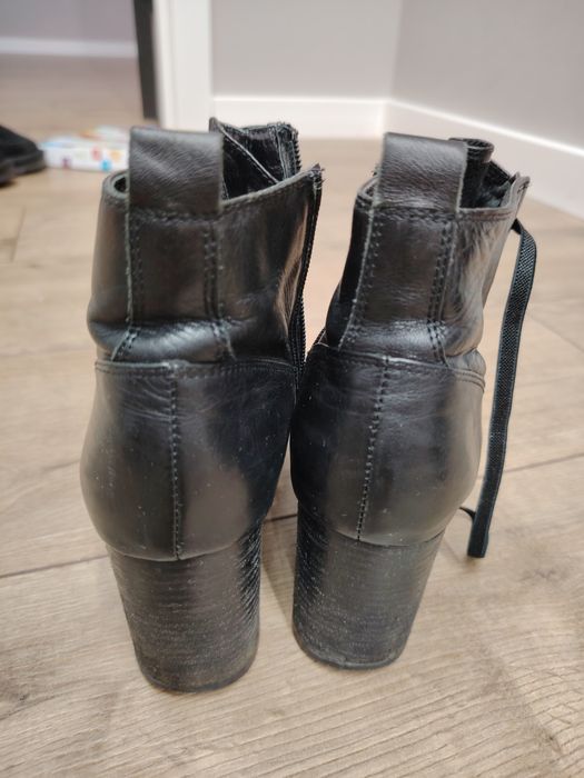 Женские ботинки на каблуке