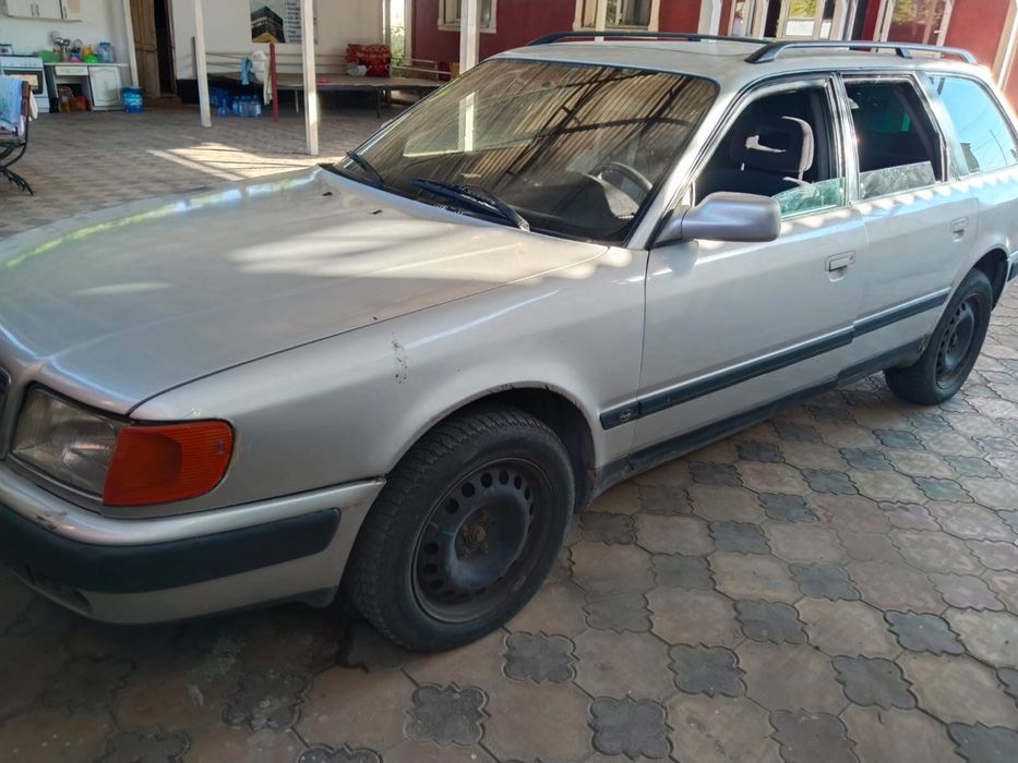 Машина Audi 1992      года