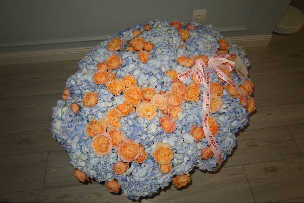 Огромный букет в корзине