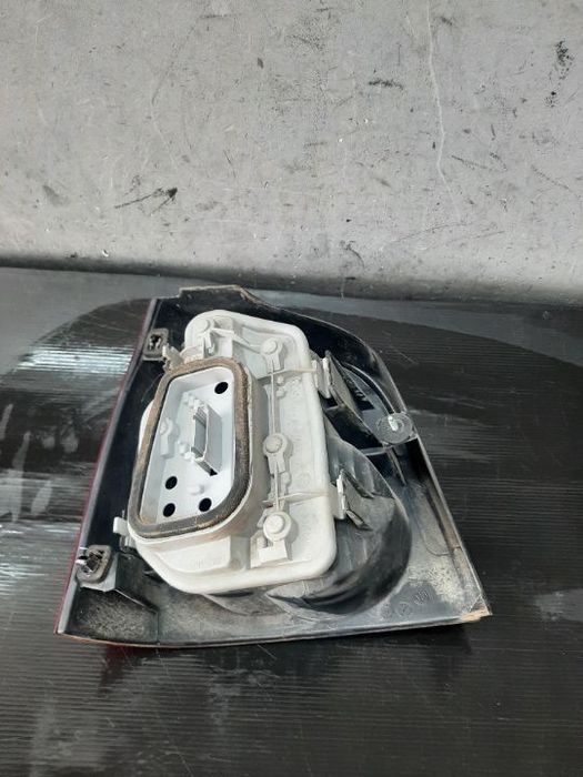 Stop tripla lampa dreapta vw polo 9n 6q6945096b 6q6945112a