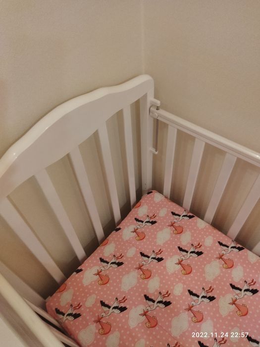 Детская кроватка и камод